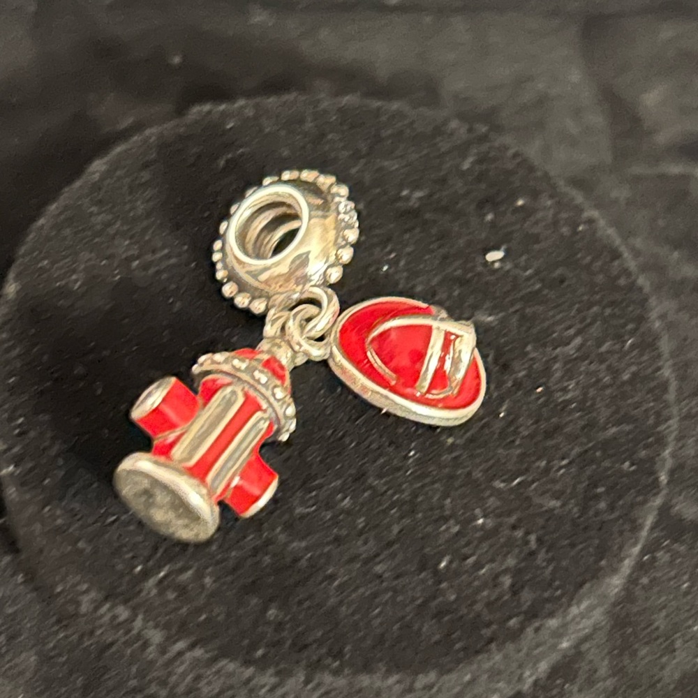 Pandora fire hydrant and hat charm